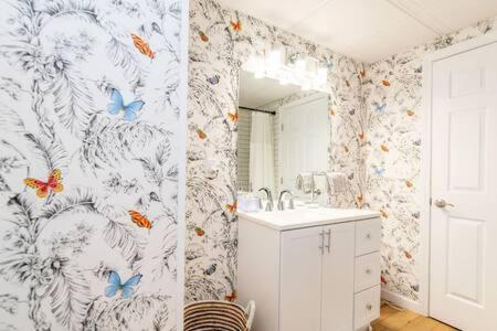 Cozy Private Apt Near Downtown Μπέρλινγκτον Εξωτερικό φωτογραφία